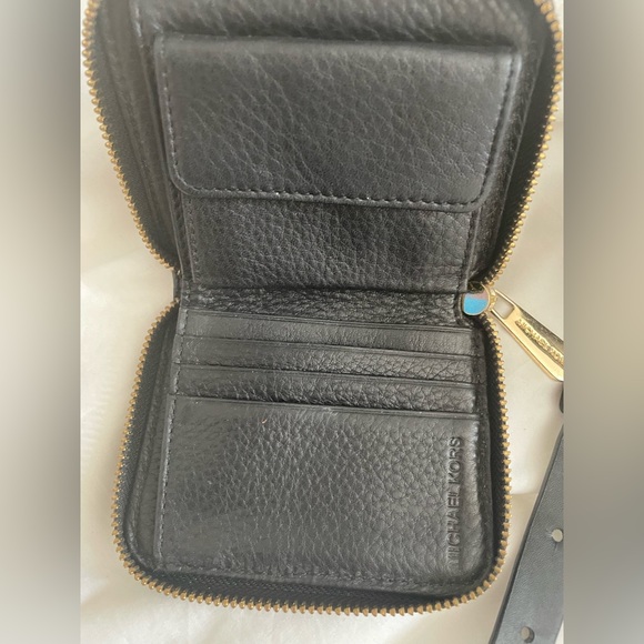 ‼️ Make an Offer
Michal Kors Crossbody & Zip Wallet - Picture 14 of 17
